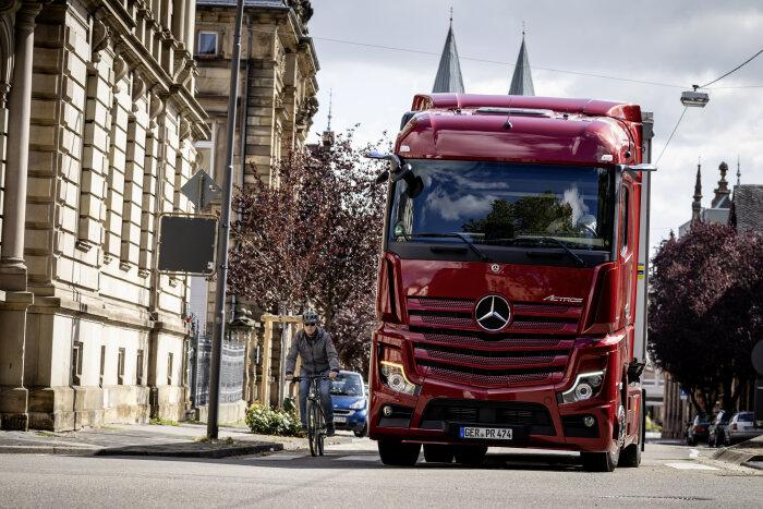 Clever warning concept even more trucks can now be equipped with sideguard assist from mercedes benz trucks