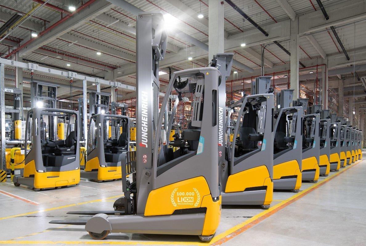 NJC.© - Jungheinrich delivers the 100,000th lithium-ion forklift: Efficiency and sustainability for Amazon in Leipzig