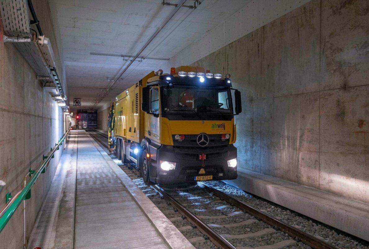 Mercedes-Benz Actros on rails cleans track beds in the Netherlands and Belgium