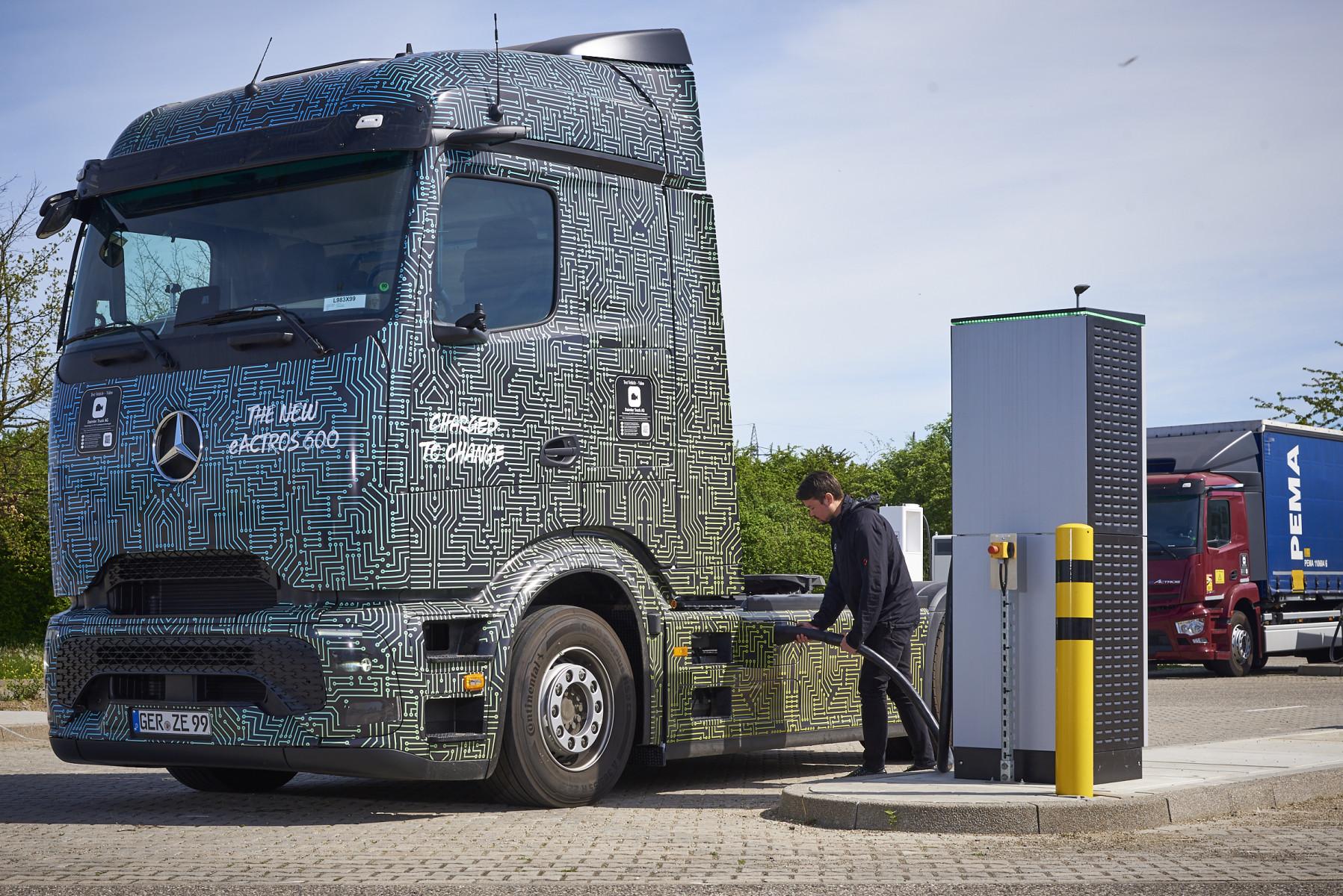 Mercedes-Benz Trucks « rompt la barrière acoustique » avec 1 000 kW d’Electric Charging