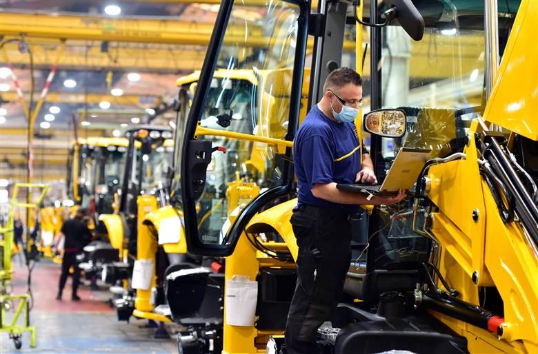 20210629 151735 the backhoe loader production line at jcbs world hq in staffordshire4