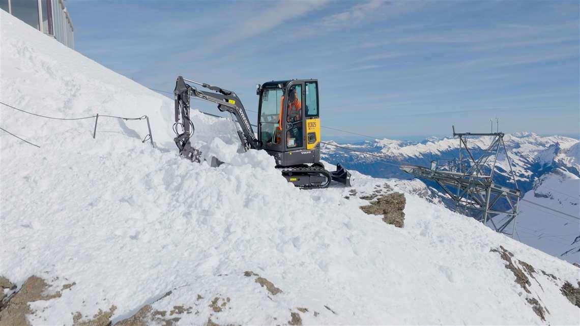 20230426 114340 volvo ecr25 electric reaches new heights on iconic schilthorn summit 4