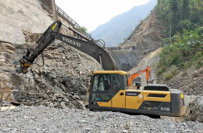 3 mb r800 volvo ec210 nepal tunnel work hill rock 03d