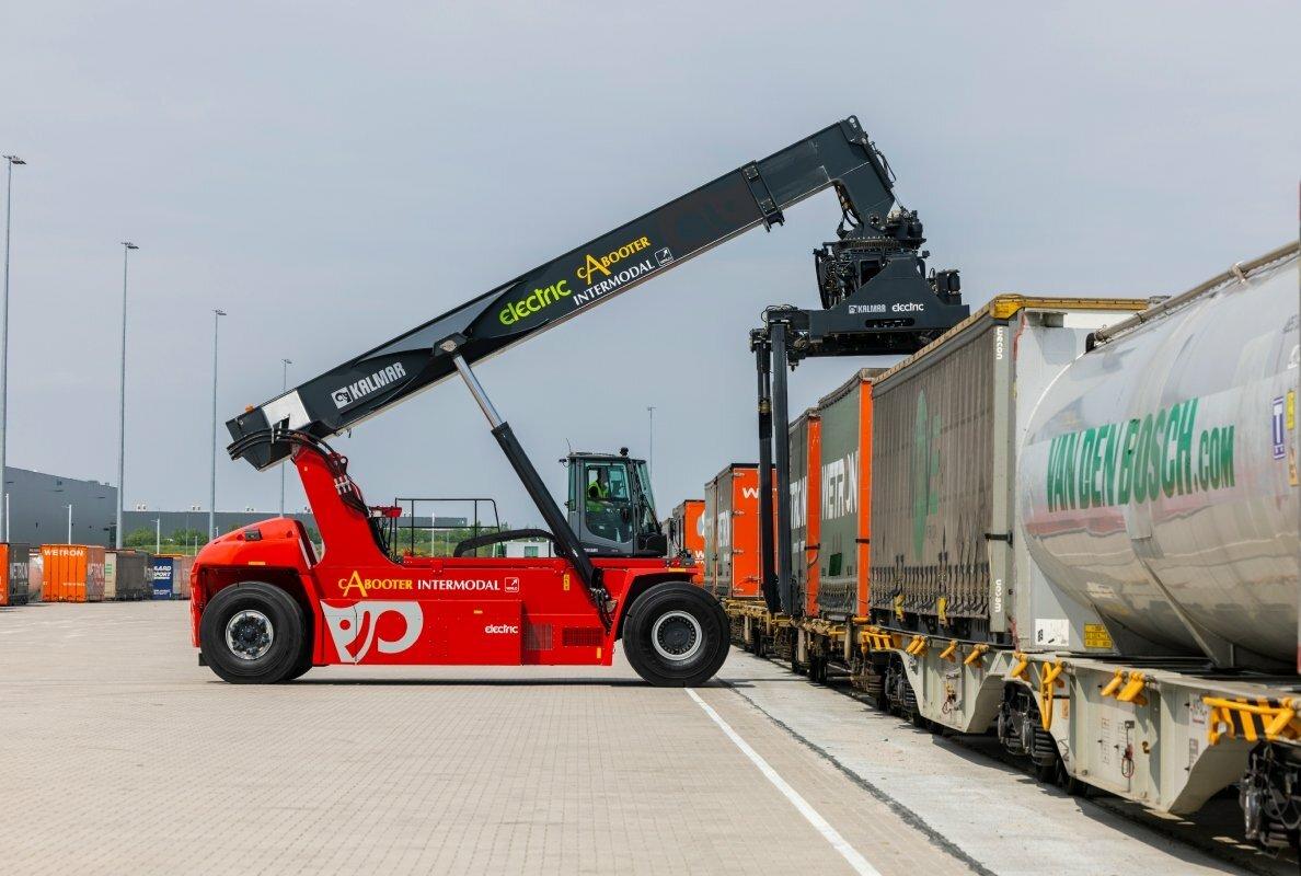 Kalmar hands over its first fully electric reachstacker to Cabooter Group