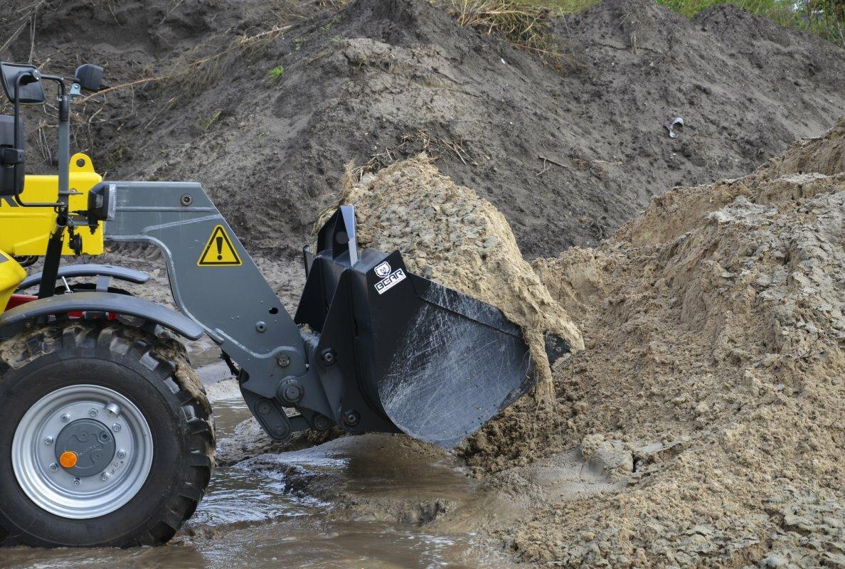 4 telescopic handler with earth bucket from bear attachments 7b1