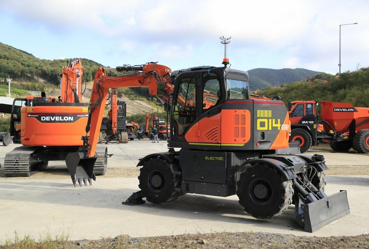 Unique Electric Wheeled Excavator Concept from DEVELON