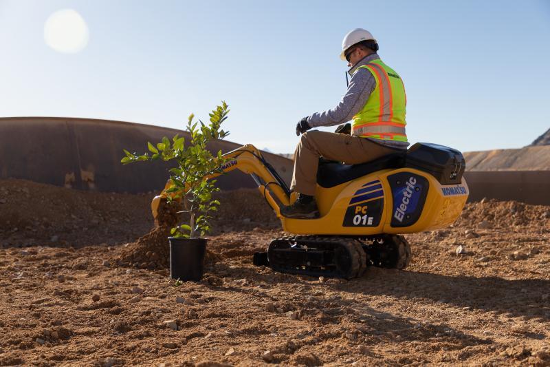 800x0 s3 60309 komatsus pc01e electric micro excavator developed jointly with honda is powered by portable and swappable mobile batteries