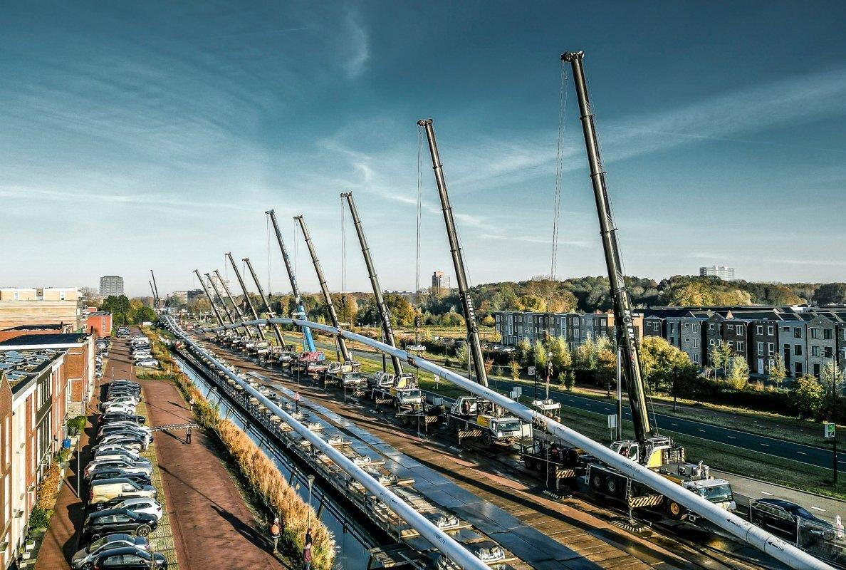 LIEBHERR-Twelve mobile cranes in operation during the construction of a pipeline in Delft