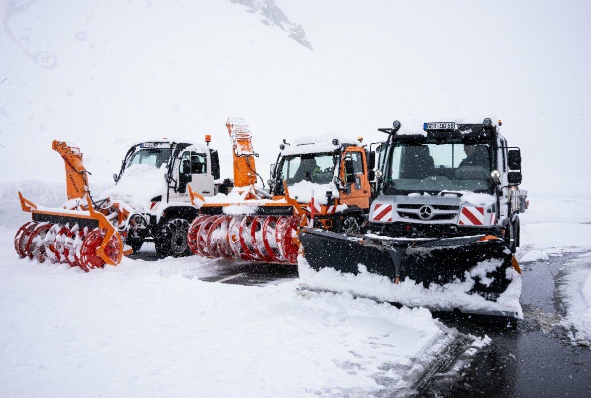 MB-With the Unimog against the deep snow: Mercedes-Benz Special Trucks developers help clear the Grossglockner High Alpine Road