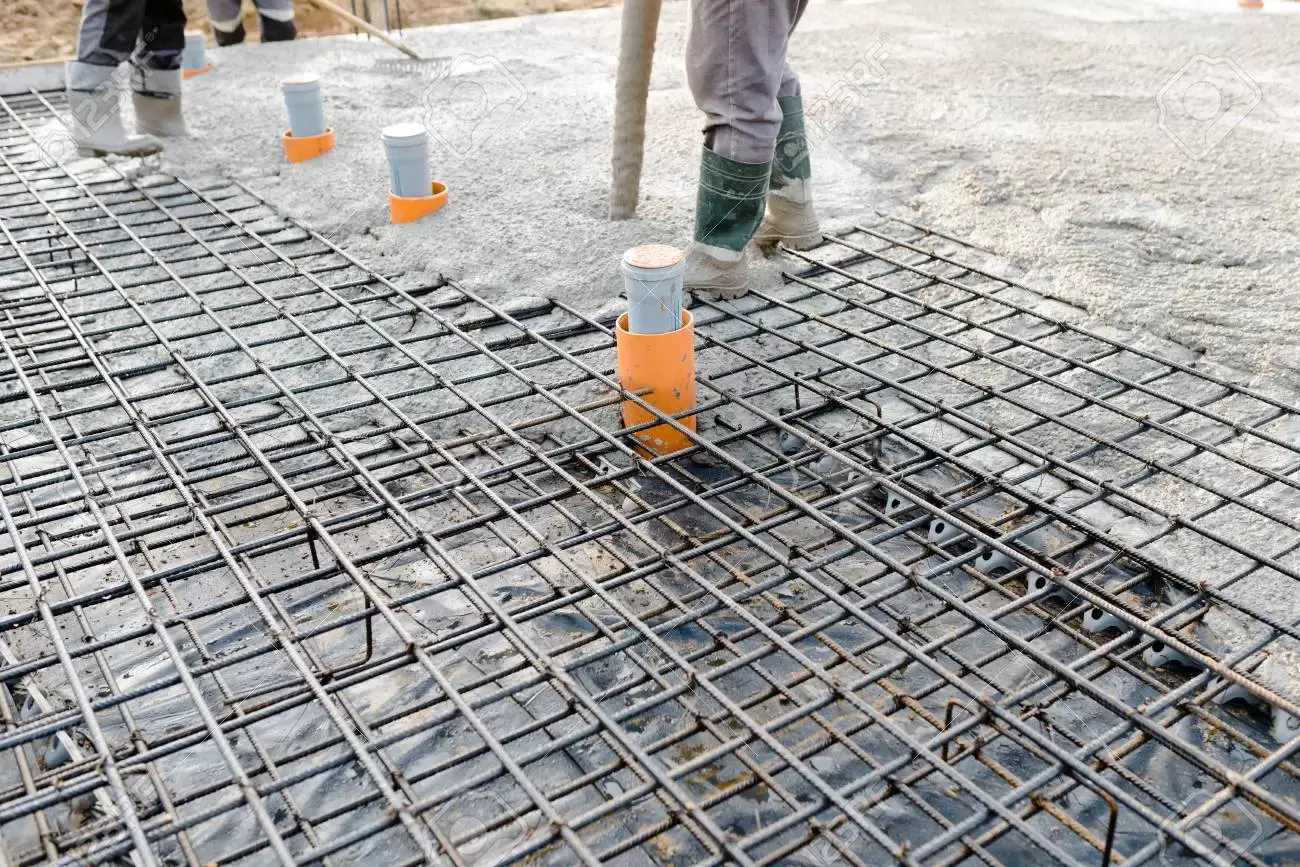 88933885 betonnen plaat gieten beton gieten tijdens commerciele betonnen vloeren van gebouwen in de bouw