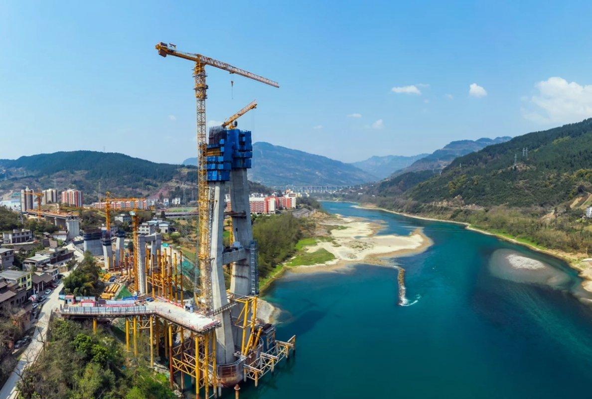 NJC.© - Potain proves perfect for bridge and road projects in China