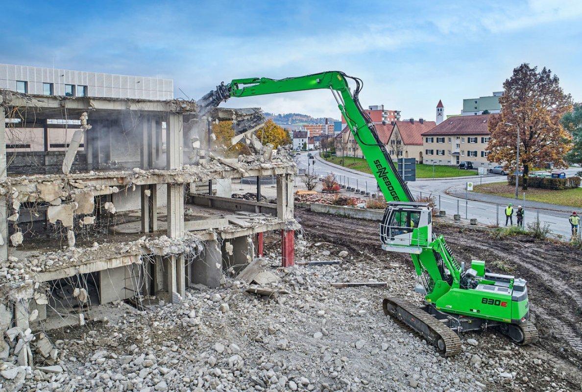 NJC.© - Ferraro Group continues to expand growth strategy with SENNEBOGEN: Five times 830 demolition and world's largest demolition crawler crane 6300 HD