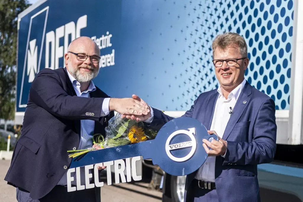 Dfds extends its record order with another 25 electric trucks from volvo 1