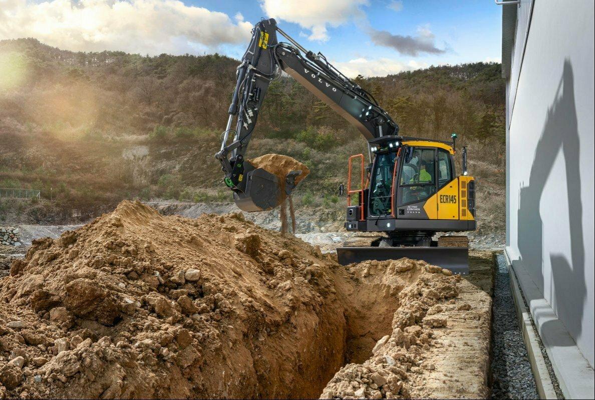 Ecr145 ec210 redefine excavator excellence1 0a8 d27