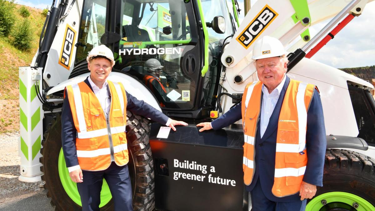 Energy secretary grant shapps l and lord bamford with jcbs hydrogen digger