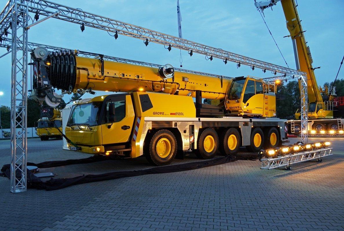 Grove presents two new five axle all terrain cranes at customer events in wilhelmshaven grove gmk5120l 2 7ce