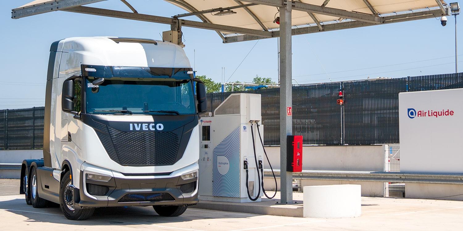 Iveco heavy duty fcev brennstoffzellen lkw fuel cell truck air liquide h2 tankstelle hydrogen filling station wasserstoff 2023 01 min 1