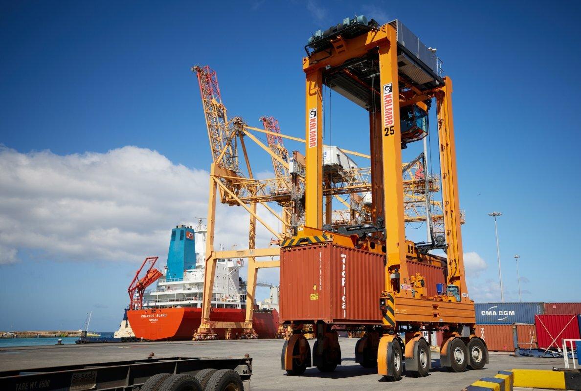 Kalmar hybrid straddle carrier 1 fcf