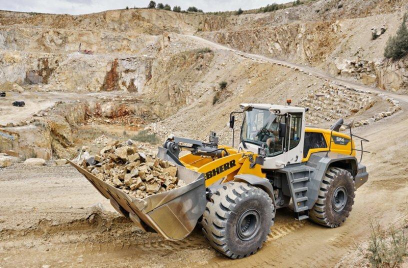 Two powerful Liebherr wheel loaders at steinexpo 2023