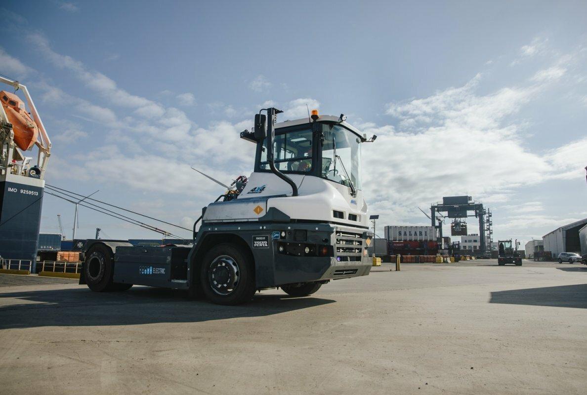 Mol and volvo penta unite to develop full electric 4x4 roro tractors 2 55e