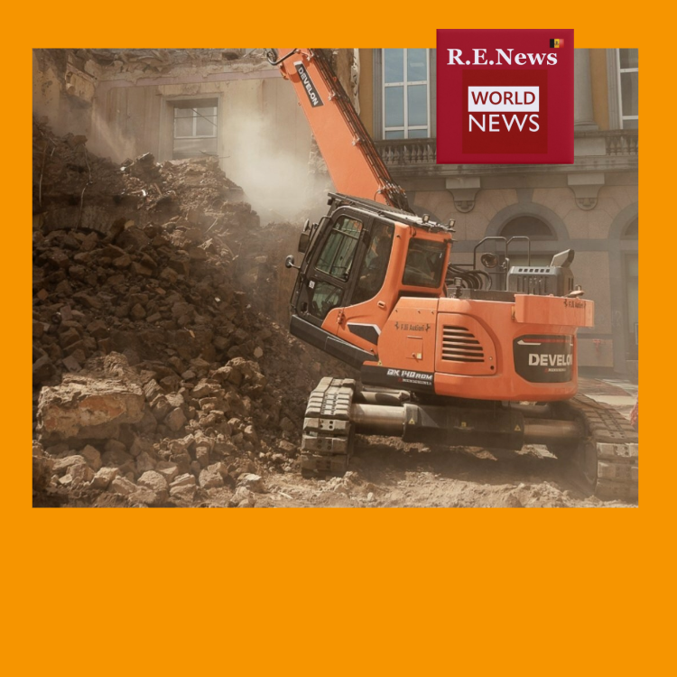 Develon DX140RDM-7 Demolition Excavator Takes Down Historic Tuff Building Next to the Royal Palace of Caserta