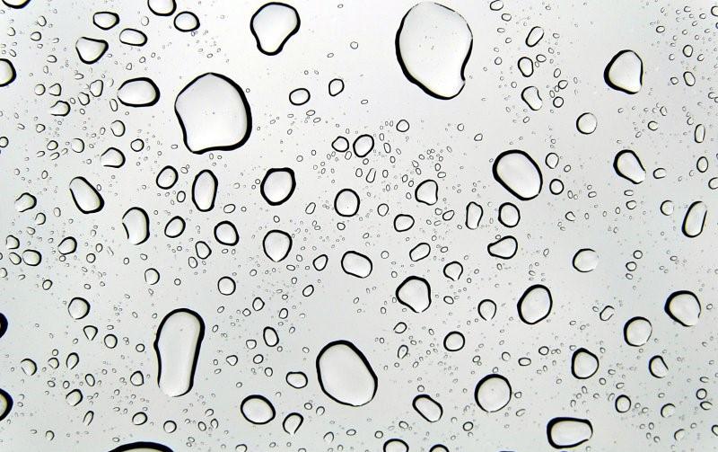 Normal gouttes de pluie sur une vitre 01
