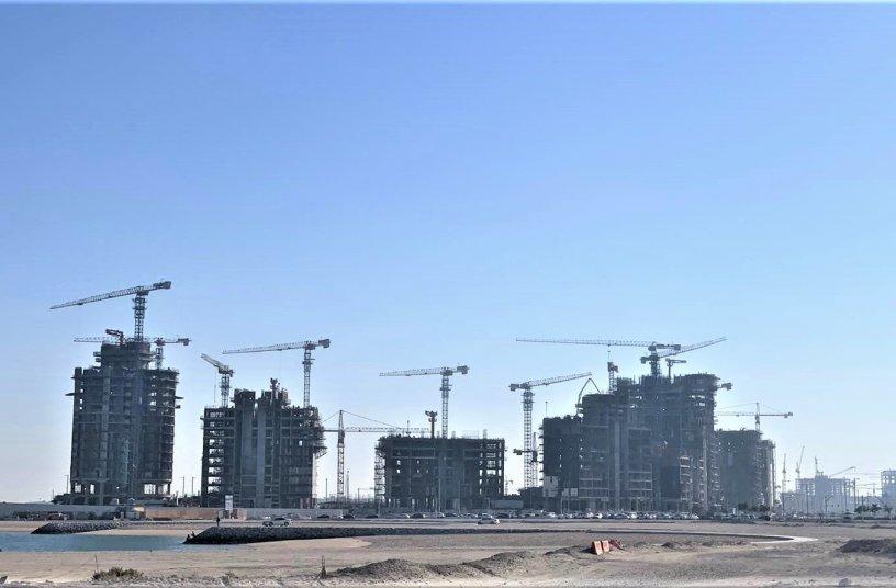 Raimondi flattop tower cranes put to work for qatari mega project 1 90c