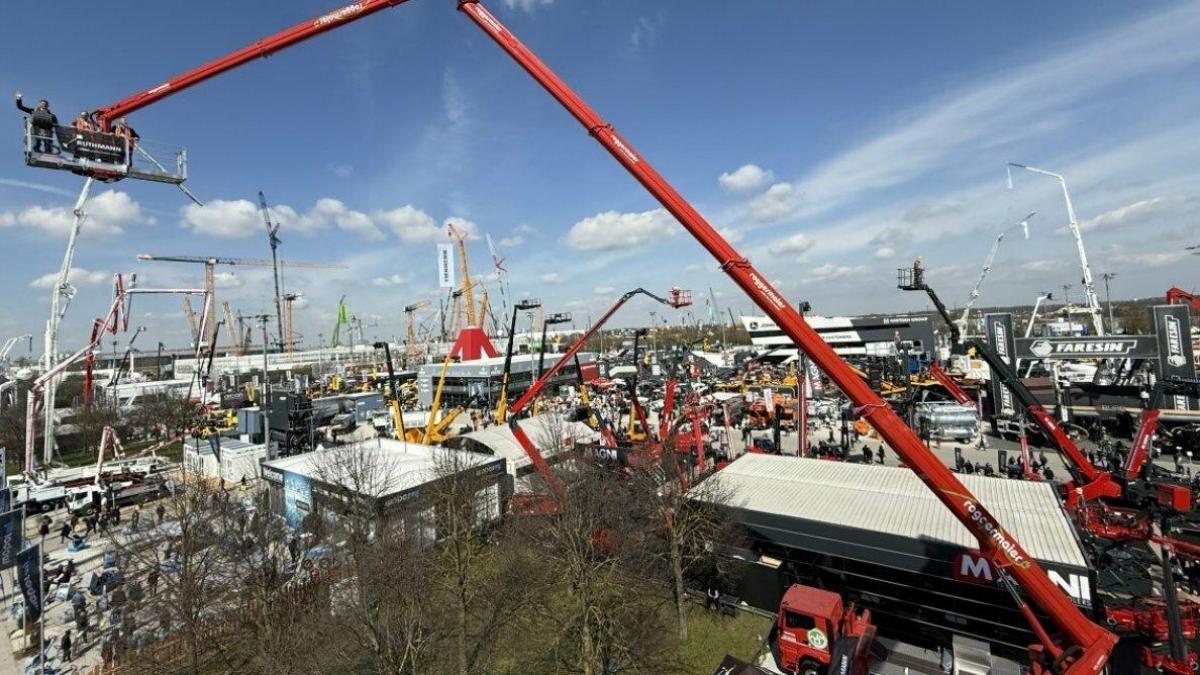 Steiger t 570 hf hybrid roggermaier bauma 01 0 8f1 1 10d