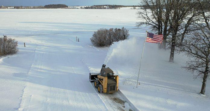 Virnig snow blower action2 696x367