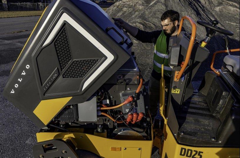 Volvo ce introduces first electric machine for road segment 03 36a