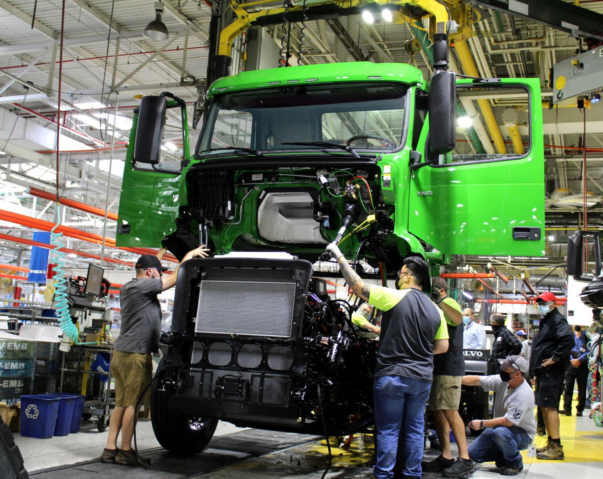 Volvo trucks manhattan beer first volvo vnr electric on production line1